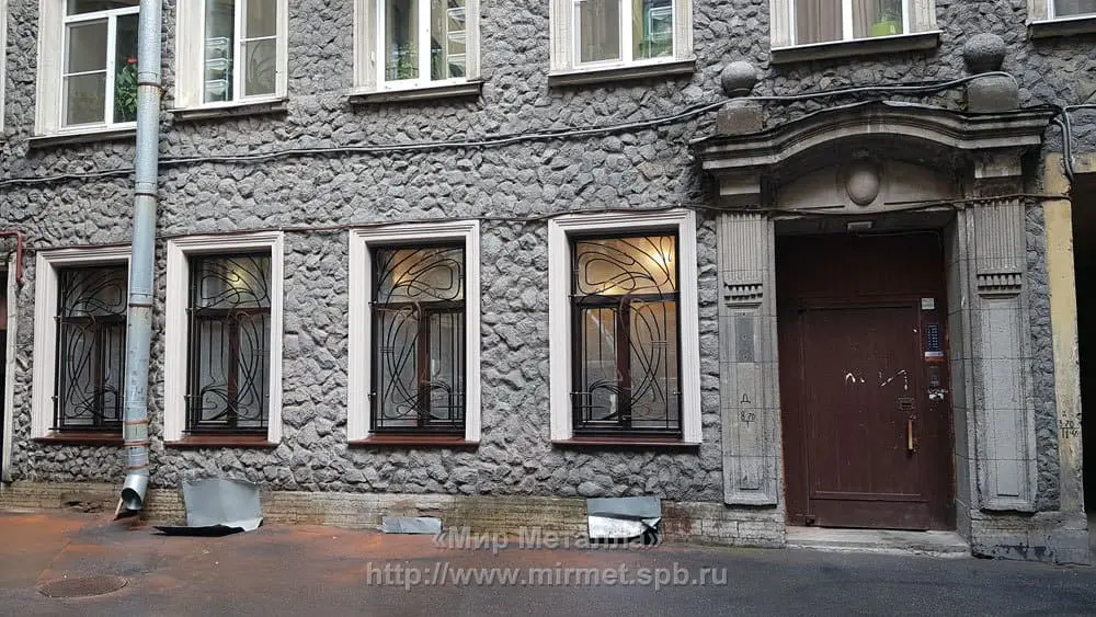 Кованые оконные решетки в доме