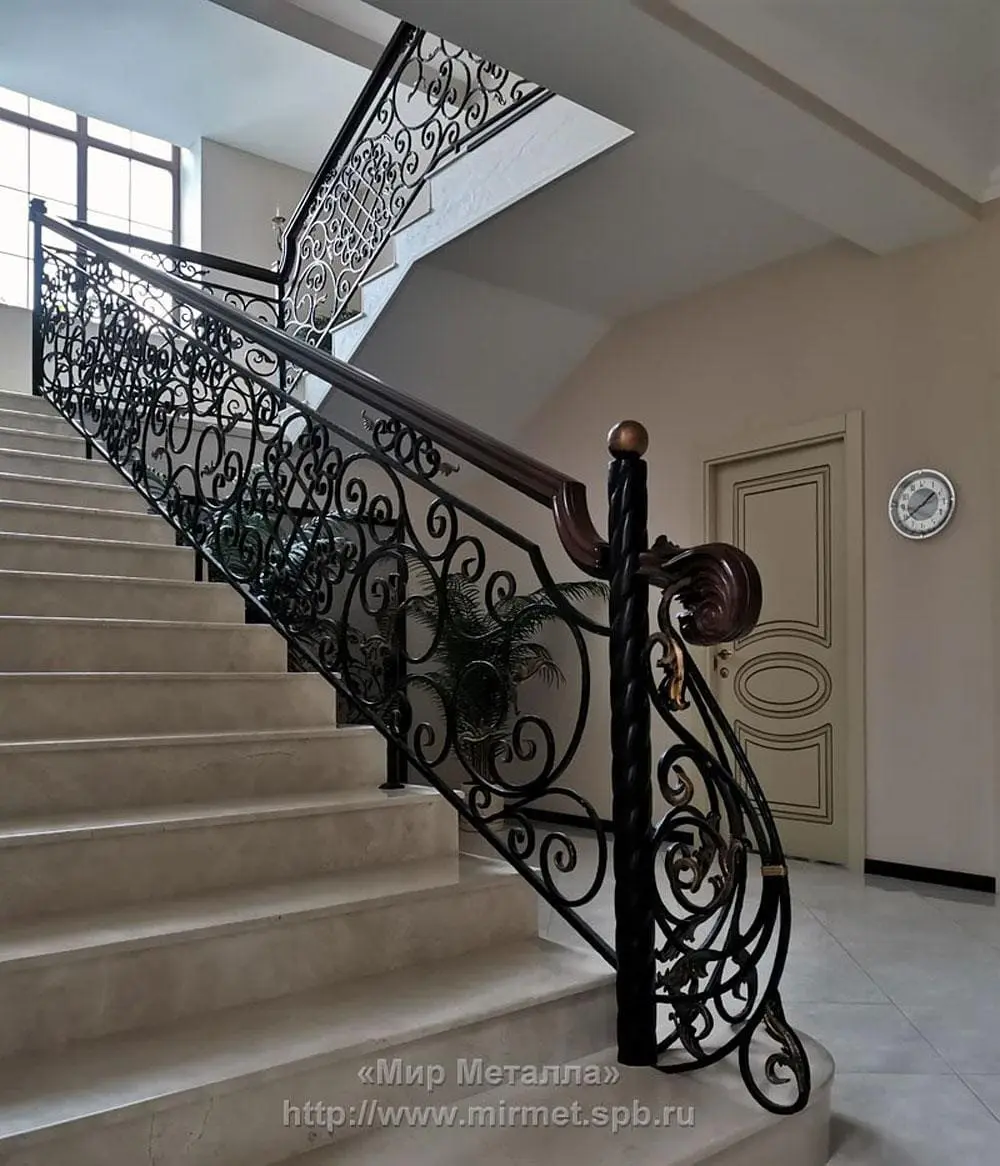 Кованые перила в частном доме