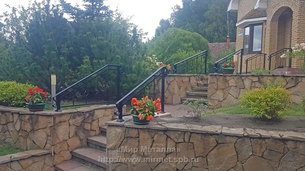 Различные перила в частном доме