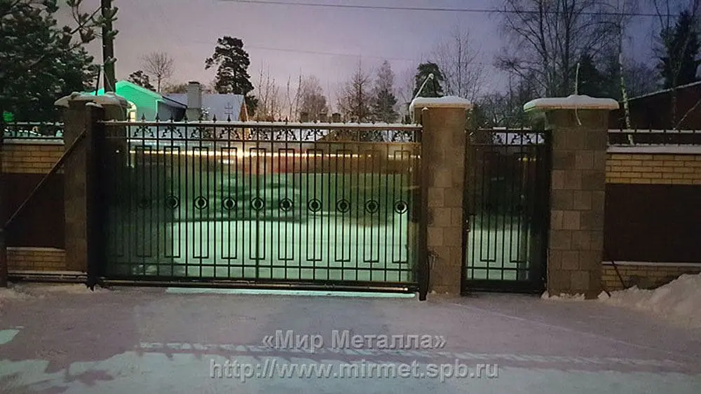 Ворота, забор и калитка в частном доме