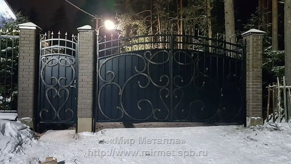 Ворота и калитка в частном доме