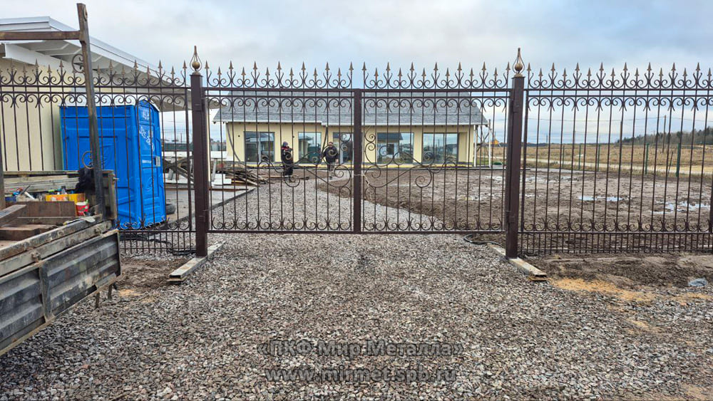 Кованые распашные ворота