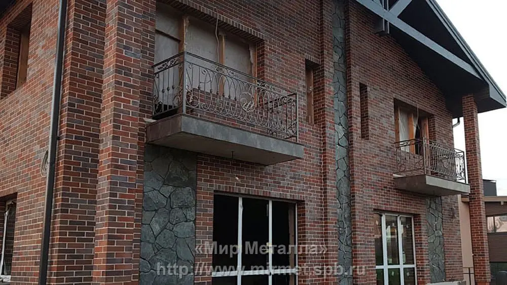 Балкон с кованым ограждением