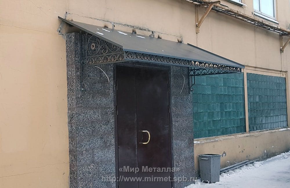 Кованый козырек с кровлей из металлического листа