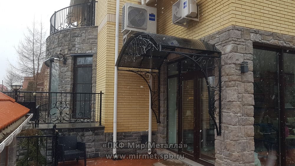 Кованый козырек с поликарбонатом