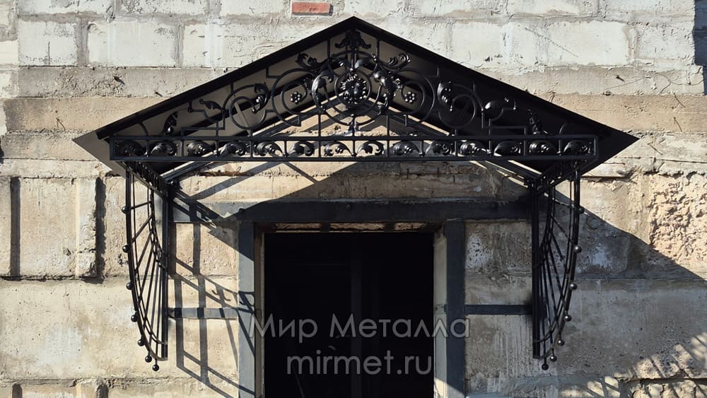 Кованый козырек над входом