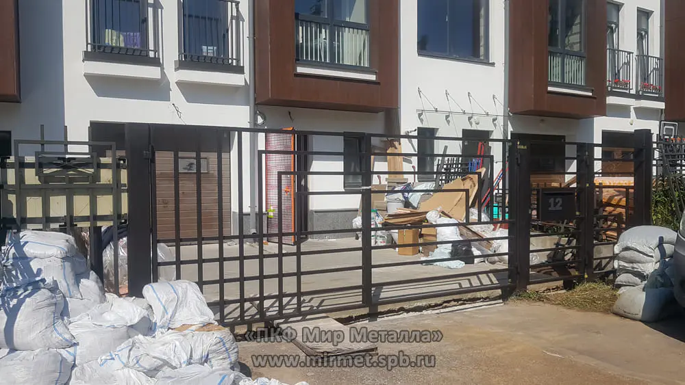 Распашные металлические ворота